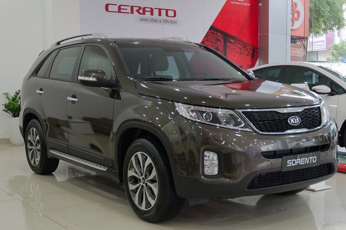 Trong tháng 10, mẫu  xe ôtô Kia Sorento được lắp ráp bởi tập đoàn Trường Hải và phân bố tại thị trường Việt Nam với 3 phiên bản chính cùng mức giá cho bản DATH là 927 triệu đồng, bản GATH 921 triệu đồng, bản GAT 798 triệu đồng. Như vậy so với mức giá công bố tháng trước, Kia Sorento đang được điều chỉnh giảm từ 17-26 triệu đồng.